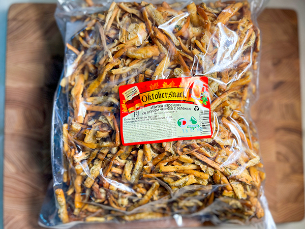 Нитка ЖАРЕНАЯ "Чеснок с зеленью" Oktobersnack 1 кг (сырный продукт) в Нефтеюганске