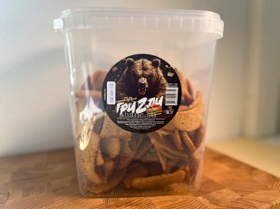 Диспенсеры для снеков: Ведро Ржаные гренки со вкусом Баварские колбаски (1 кг)