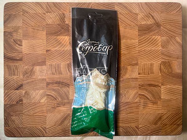 Сыр 100 гр ГОРНЫЙ СЫРОВАР (Косичка с укропом и чесноком) в Нефтеюганске